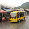 Xe điện phục vụ du khách tại Tây Thiên