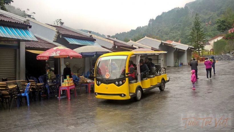 Xe điện phục vụ du khách tại Tây Thiên
