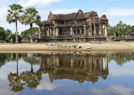 Cổng nam Angkor Thom, một ngôi đền cổ rộng lớn với những điêu khắc và hoa văn độc đáo