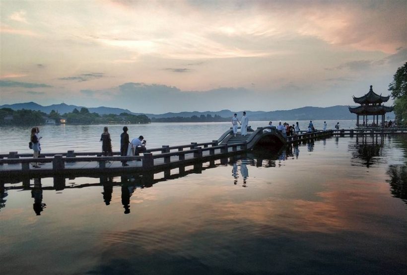 Du thuyền thưởng ngoạn cảnh đẹp Tây Hồ - được xem là đẹp và nên thơ nhất trong hơn 36 hồ có cùng tên ở Trung Quốc.
