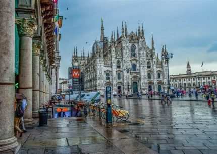 Milan một trong những đô thị phát triển nhất châu Âu, và là thủ phủ của vùng Lombardia được công nhận là thủ đô thời trang và thiết kế của thế giới (t