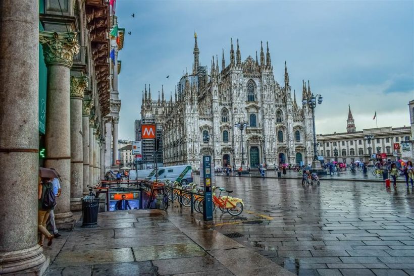 Milan một trong những đô thị phát triển nhất châu Âu, và là thủ phủ của vùng Lombardia được công nhận là thủ đô thời trang và thiết kế của thế giới (t