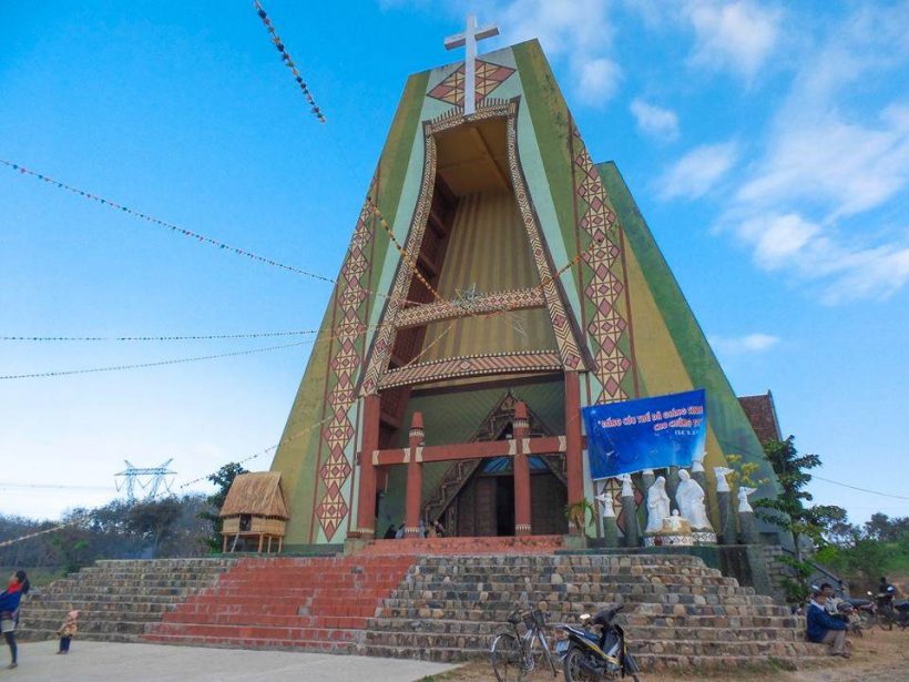 Nhà thờ phong cách nhà rông Nhà thờ Kon Xơmluh (Thôn Kon Xơmluh, xã Dak Tơre, Huyện Kon Rẫy, Tỉnh Kon Tum)