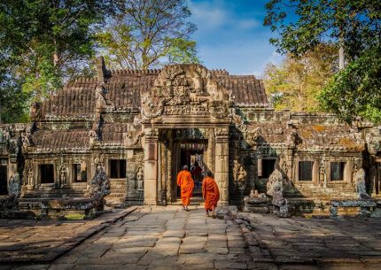Tham quan Ta Pruhm - một phế tích kinh thành Khmer cổ với những cây đại thụ hình thù kì quái là nơi được Hollywood chọn làm phim trường khởi quay bộ phim Bí Mật Ngôi Mộ Cổ