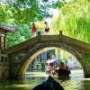 Tô Châu mang vẻ đẹp thủy hương cổ kính, có rất nhiều sông ngòi, kênh rạch chảy trong lòng thành phố Tô Châu
