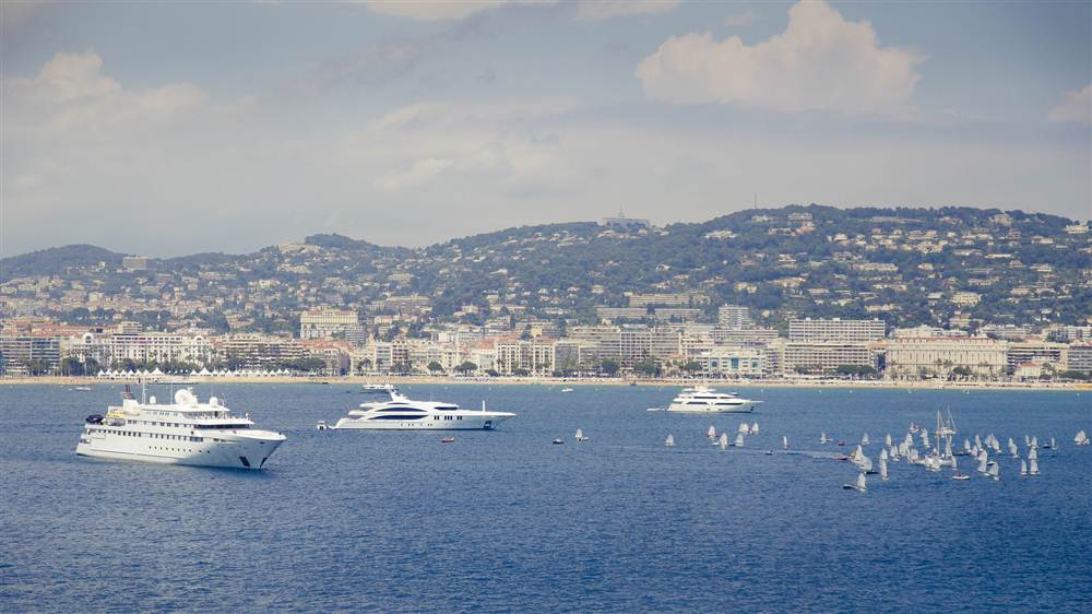 công quốc Monaco - thành phố có chủ quyền, quốc gia và tiểu bang nhỏ trên tiếng Pháp Riviera ở Tây Âu có diện tích 2.020 km2 (0.780 dặm vuông) và dân số khoảng 38.400 nhân khẩu.